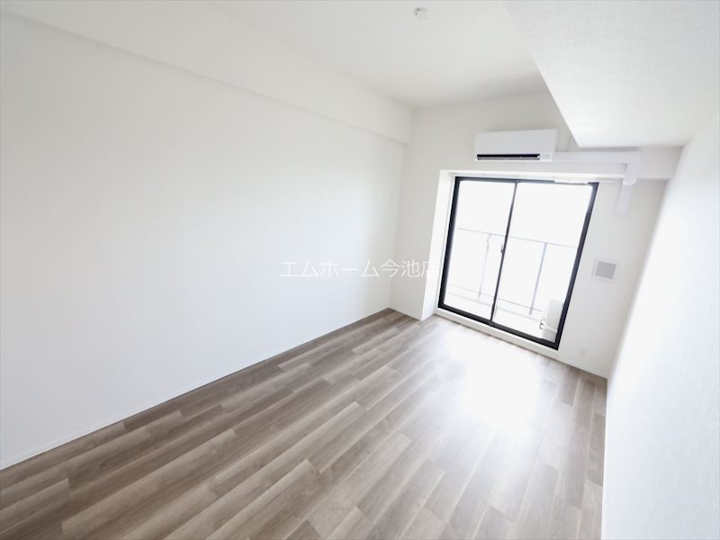 S-RESIDENCE勝川駅前 洋室9.8帖　エアコン完備　バルコニーに面しています