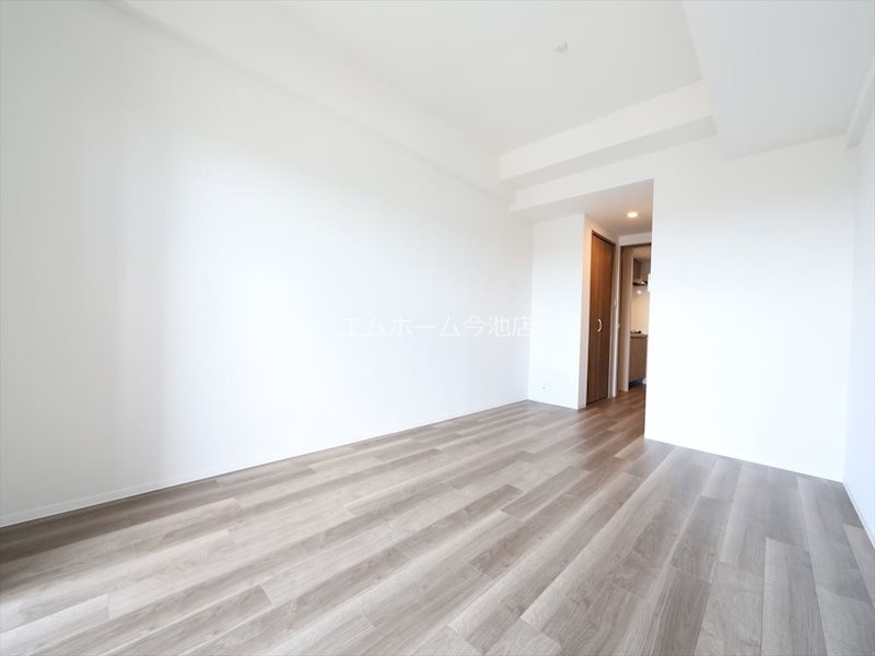 S-RESIDENCE勝川駅前 洋室9.8帖　エアコン完備　バルコニーに面しています