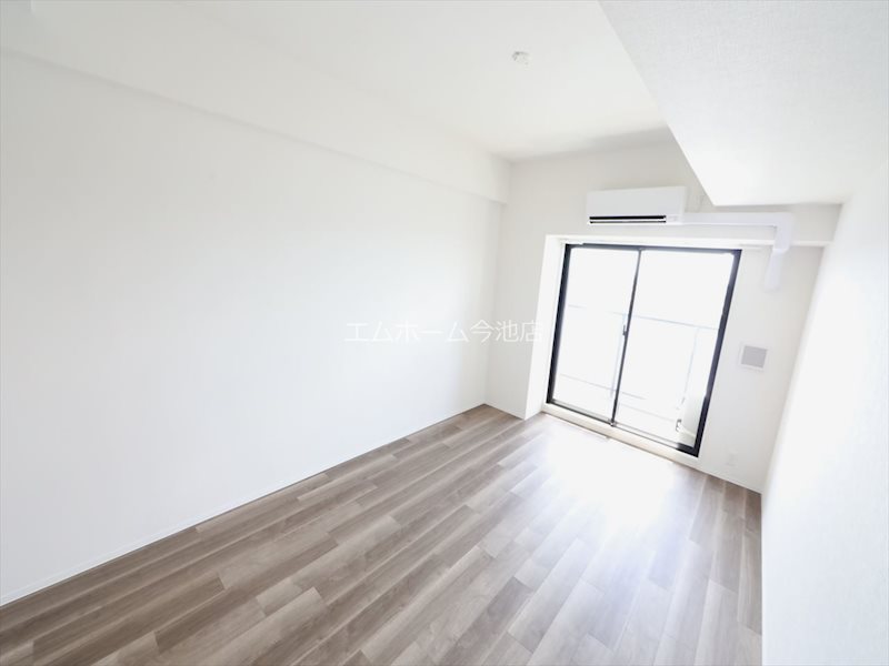 S-RESIDENCE勝川駅前 洋室9.8帖　エアコン完備　バルコニーに面しています