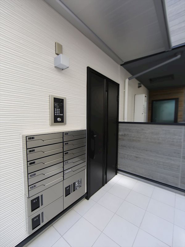 MOVE栄生WEST エントランス　オートロック付　宅配BOX　集合ポスト