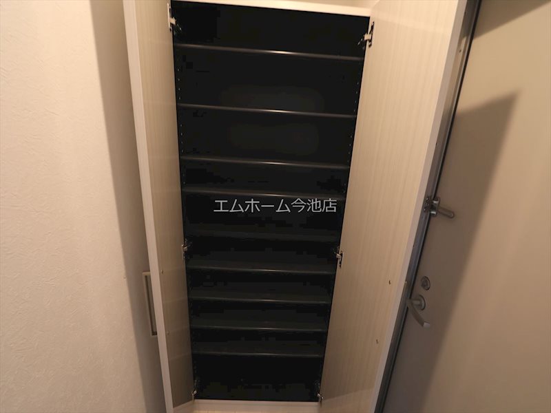 志賀本通ヒルズ 玄関　シューズボックス充実しています