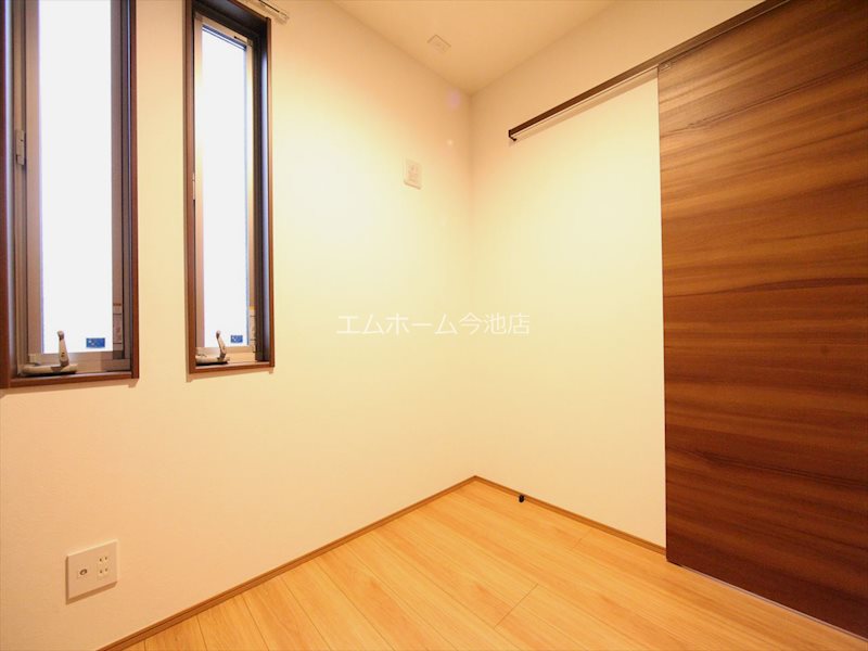 Grandtic Residence 堀田 洋室3.0帖　窓付（換気良好）収納充実しています