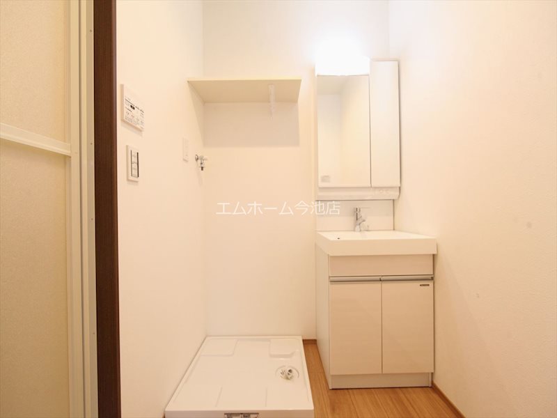 Grandtic Residence 堀田 脱衣所　独立洗面台（シャンプードレッサー付）室内洗濯機置き場