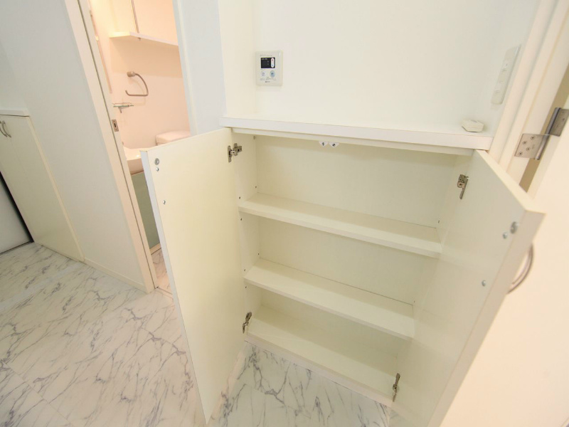 リヴシティ栄 廊下にある収納棚（収納充実してます）