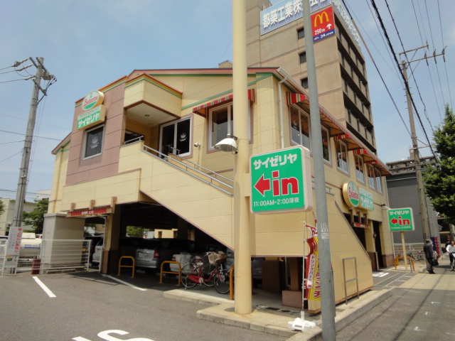 ブルーシャトー サイゼリヤ名西康生通店まで205ｍ