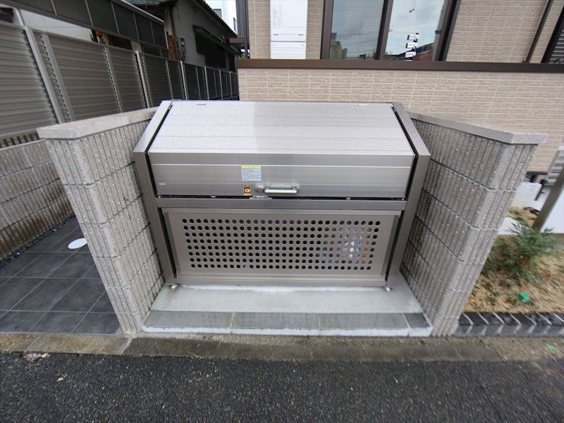シャルマン高畑 敷地内ゴミ捨て置場