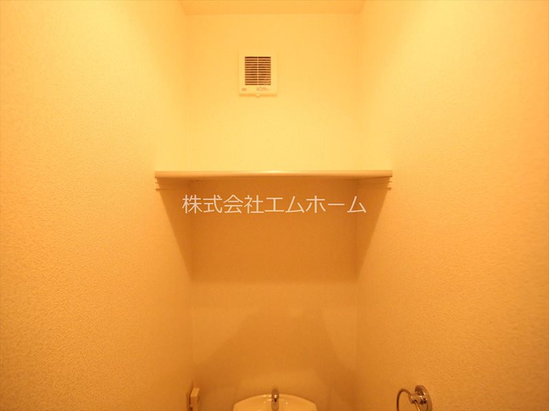 ＰＬＵＳＳＵＭ ＣＯＵＲＴ 児玉 温水洗浄便座付トイレ　上段棚あり