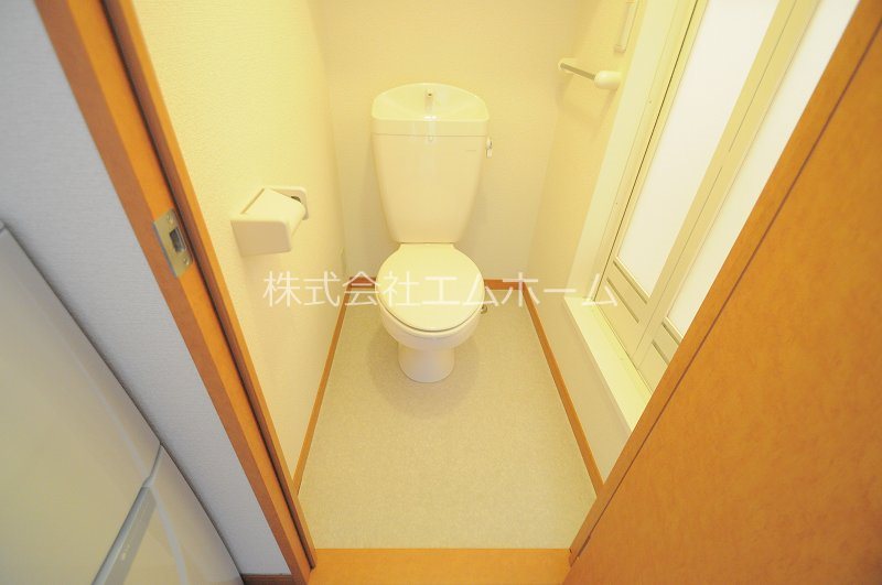 レオパレスＴＳ中村 洋式トイレ（お風呂トイレ別）