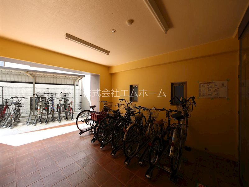 共同ハイツ西大須 屋根付き駐輪場