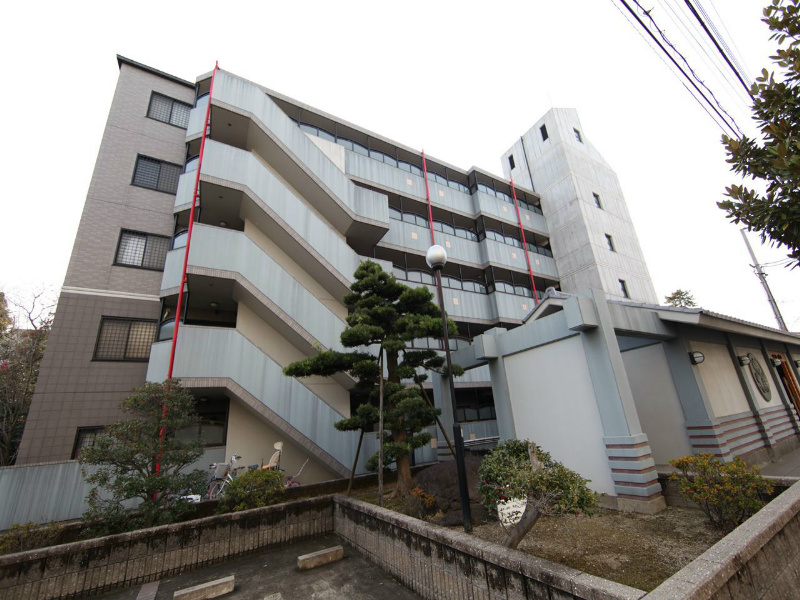 ベルドミール葵22 外観　防犯カメラ付　屋根付き駐輪場　敷地内平面駐車場