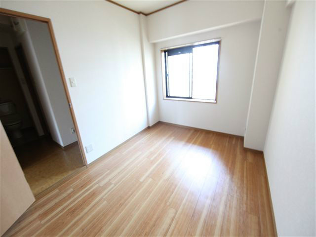 ベルドミール葵22 洋室5.5帖　クローゼット付（収納充実してます）
