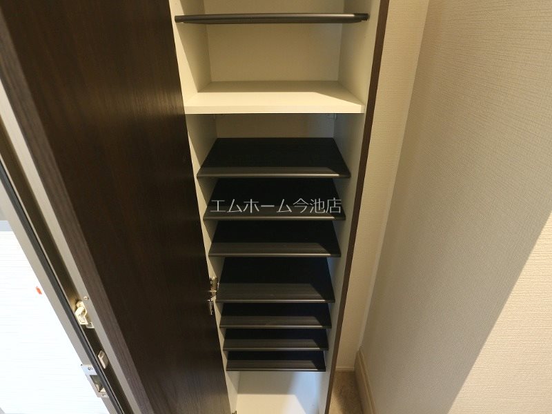 グランティック港テラス 玄関　シューズボックス付（収納充実してます）