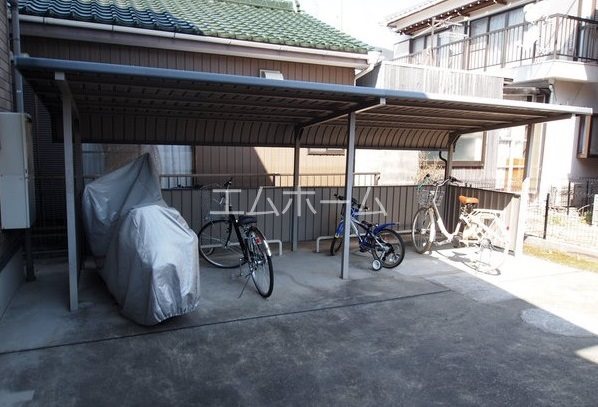 レインボー東Ｂ 屋根付き駐輪場有り