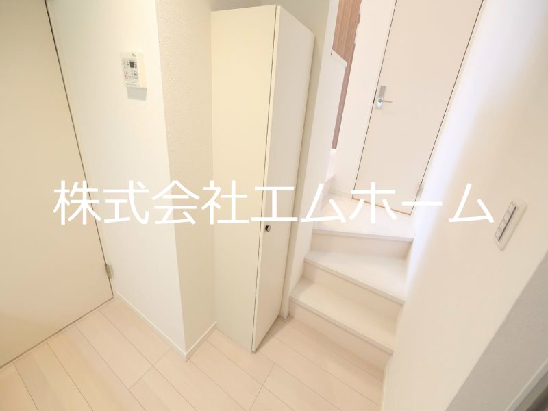 サイプレスト松原町 玄関　シューズボックス付（収納充実してます）同型写真