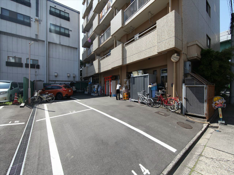 プレザント白金 敷地内平面駐車場