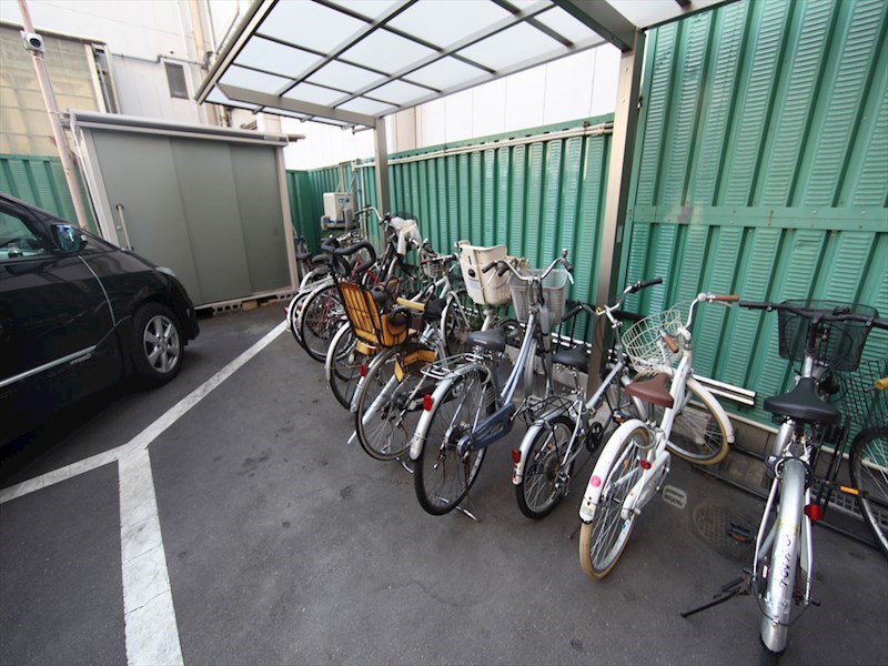 プレザント白金 屋根付き駐輪場