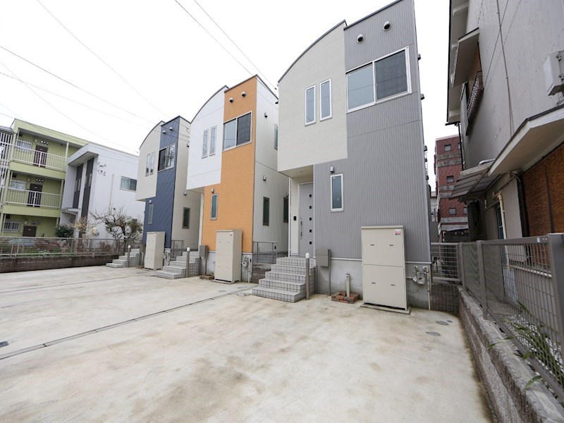 外観　敷地内平面駐車場　一戸建て賃貸