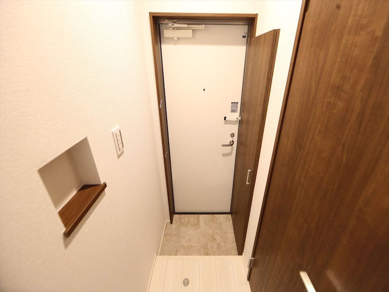 ＲＥＧＡＬＥＳＴ三番町 玄関　シューズボックス付（収納充実してます）　同仕様写真