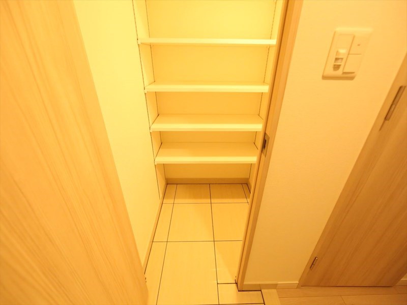Ｓ－ＲＥＳＩＤＥＮＣＥ六番町 玄関　シューズクローク付（収納充実してます）