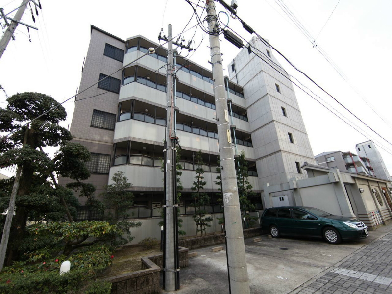 外観 防犯カメラ付 屋根付き駐輪場 敷地内平面駐車場