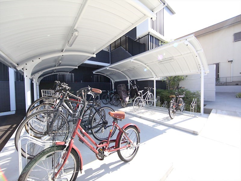 リアレクト白壁 屋根付き駐輪場