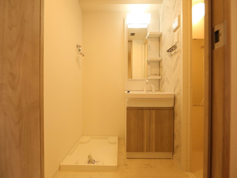 Ｓ－ＲＥＳＩＤＥＮＣＥ堀田ＮｏｒｔｈII 脱衣所　独立洗面台（シャンプードレッサー付）室内洗濯機置き場