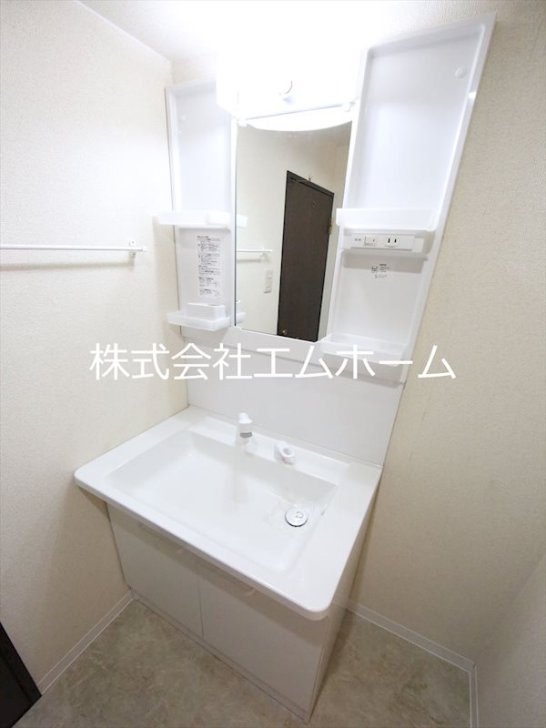 ＧＬＡＤＷＩＮ中村公園（グラッドウィン中村公園） 脱衣所　独立洗面台（シャンプードレッサー付）収納スペース有