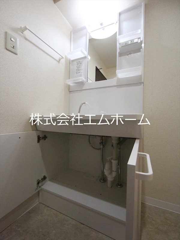ＧＬＡＤＷＩＮ中村公園（グラッドウィン中村公園） 脱衣所　独立洗面台（シャンプードレッサー付）収納スペース有