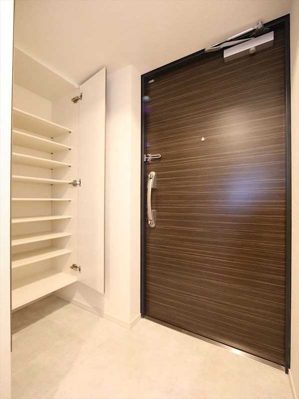 S-RESIDENCE名駅NorthⅡ 玄関　シューズボックス付（収納充実してます）