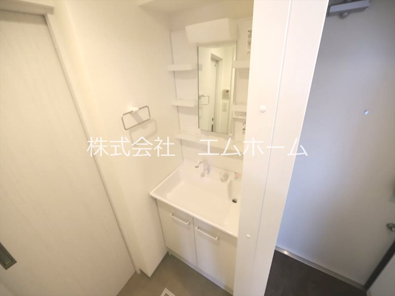 セントフィオーレ岩塚 脱衣所　独立洗面台（シャンプードレッサー付）収納スペース有