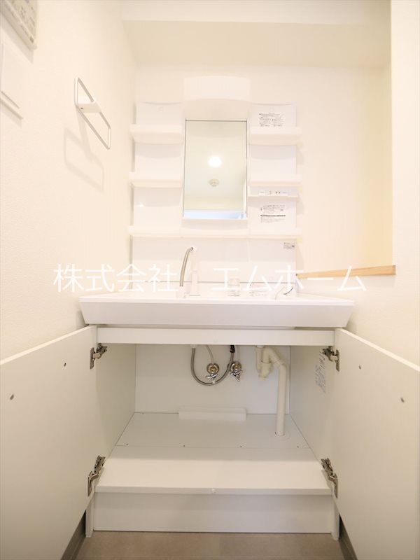 セントフィオーレ岩塚 脱衣所　独立洗面台（シャンプードレッサー付）収納スペース有