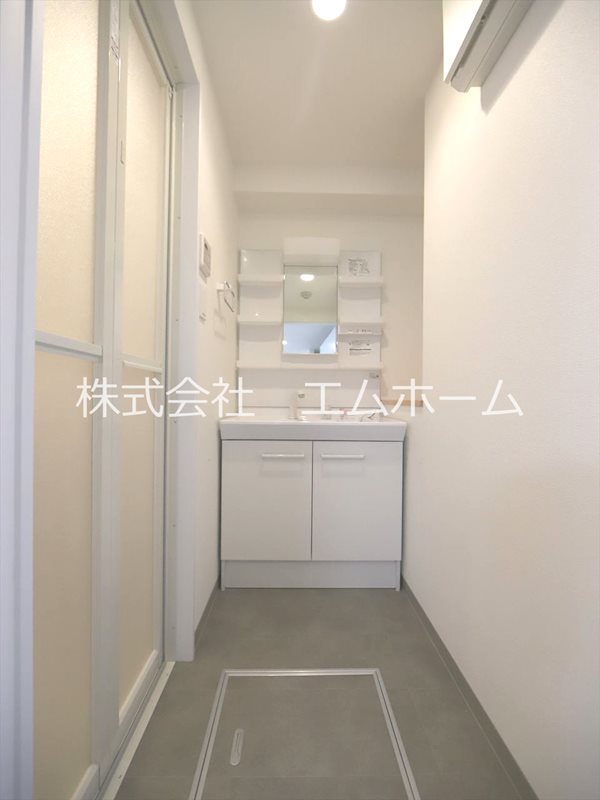 セントフィオーレ岩塚 脱衣所　独立洗面台（シャンプードレッサー付）収納スペース有