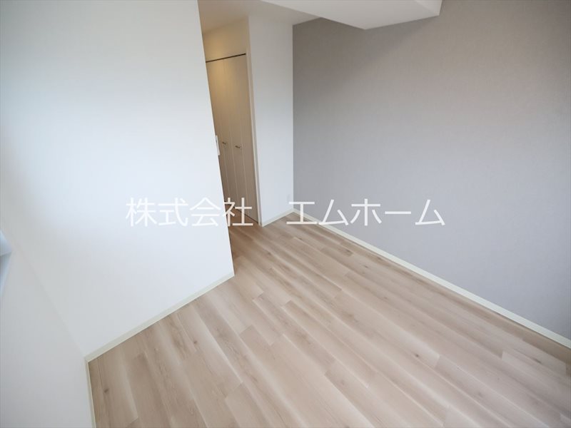 セントフィオーレ岩塚 洋室8帖　クローゼット（収納充実しています。）　バルコニー