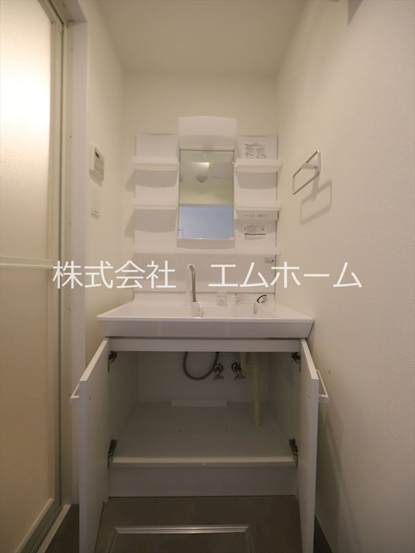 セントフィオーレ岩塚 脱衣所　独立洗面台（シャンプードレッサー付）収納スペース有