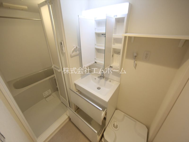 Ｈａｒｍｏｎｙ　Ｔｅｒｒａｃｅ本陣 脱衣所　独立洗面台（シャンプードレッサー付）同仕様写真