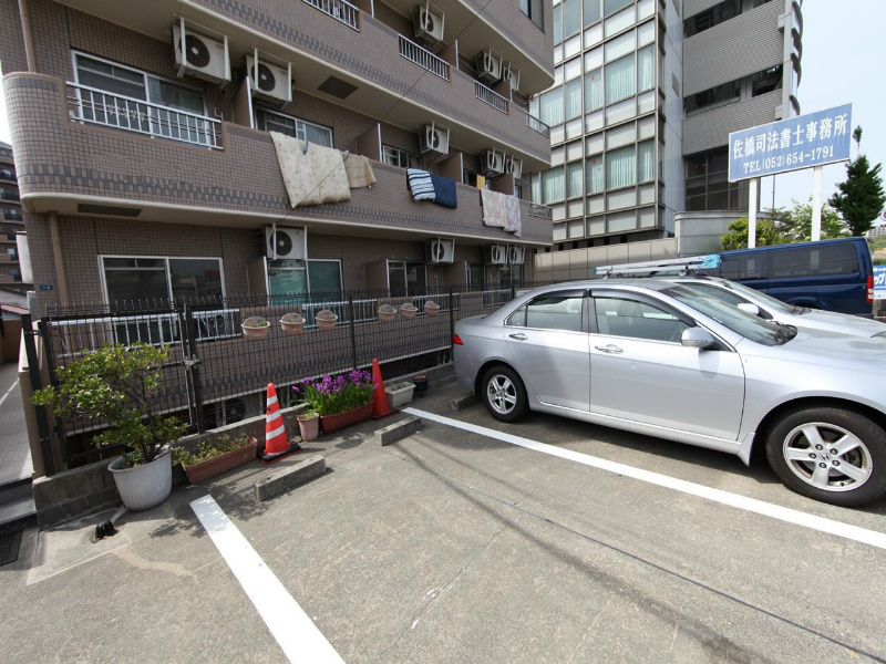 リバティハイツ白鳥 敷地内駐車場