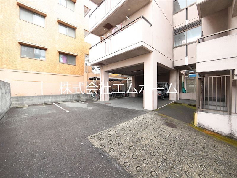 トワピエスつつじが丘 外観　オートロック　敷地内平面駐車場　屋根付駐輪場
