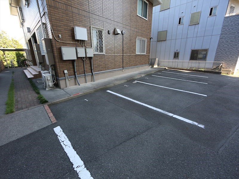 ヴィラ熱田 敷地内平面駐車場