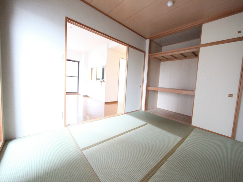 シティオ上前津 和室6帖　押入付（収納充実してます）バルコニー付