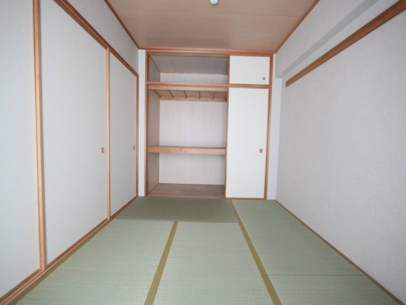 シティオ上前津 和室6帖　押入付（収納充実してます）バルコニー付