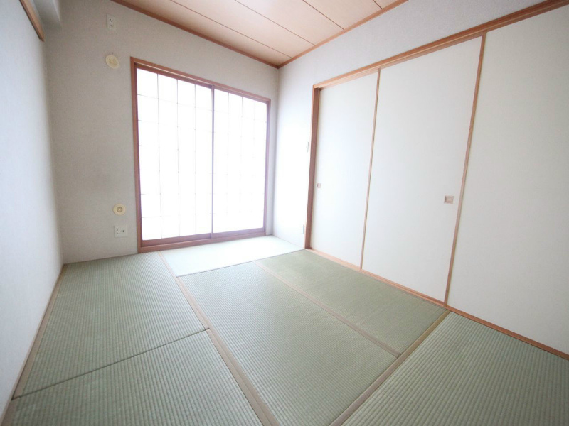 シティオ上前津 和室6帖　押入付（収納充実してます）バルコニー付