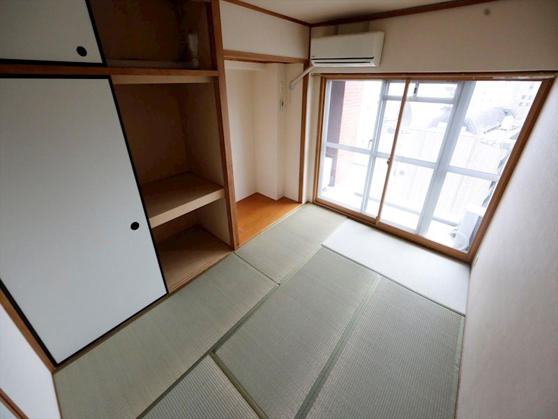 新栄シティハイツ 和室6帖　押入付（収納充実してます）バルコニー付