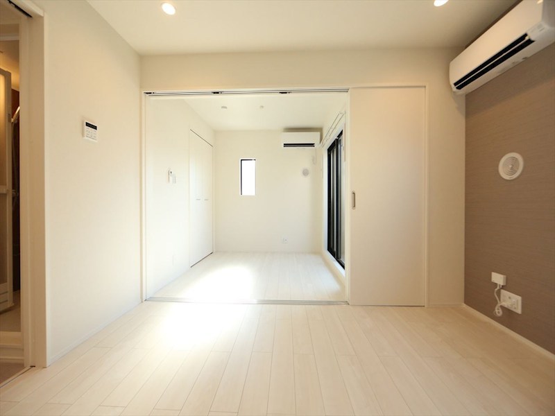 ロイヤルメゾン ＬＤＫ8.4帖　洋室3.3帖　エアコン完備　同仕様写真