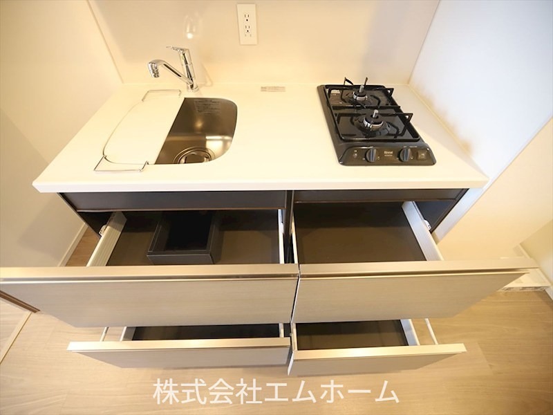 ザ・パークハビオ名古屋松原 システムキッチン（２口ガスコンロ）収納充実してます