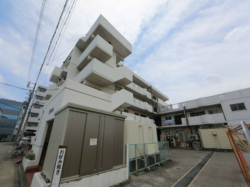 名栄ビル 外観　防犯カメラ付　屋根付き駐輪場