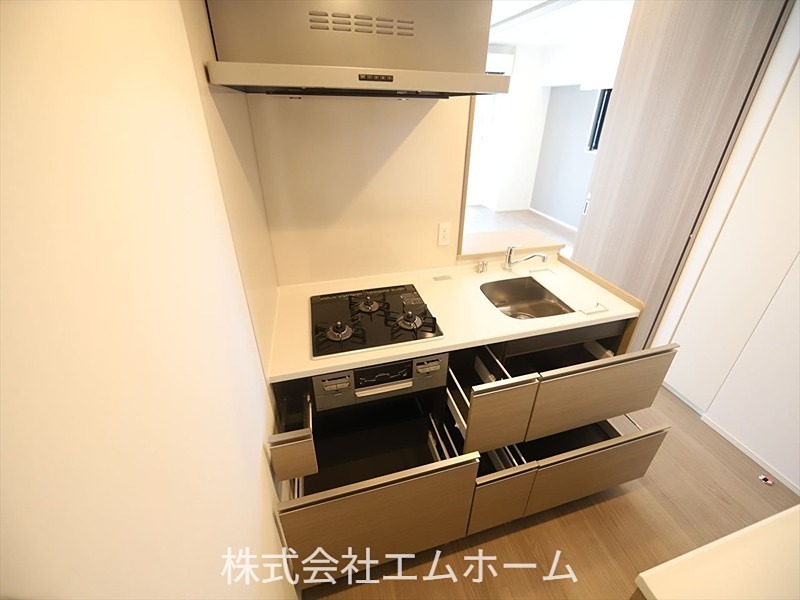 ザ・パークハビオ名古屋松原 システムキッチン（3口ガスコンロ）収納充実してます