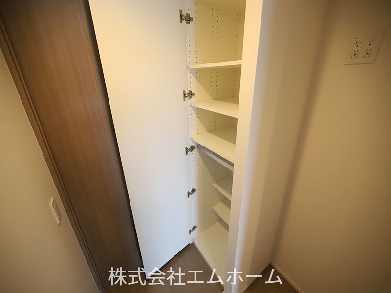 ザ・パークハビオ名古屋松原 廊下に物入　収納充実してます