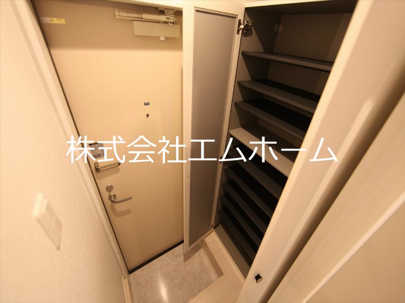 Apelila名駅南（アペリラメイエキミナミ） 玄関　シューズボックス姿見鏡付き（収納充実してます）同型写真