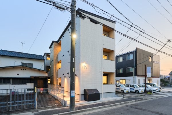 外観　オートロック付　宅配ＢＯＸ有り