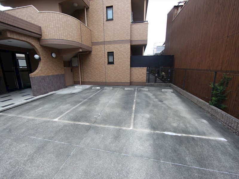 リベルテ北山 敷地内平面駐車場
